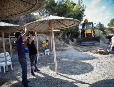 Ξενοδόχος στην Ανάβυσσο: «Μου ζήτησαν χρήματα για να μην κατεδαφίσουν αυθαίρετα»